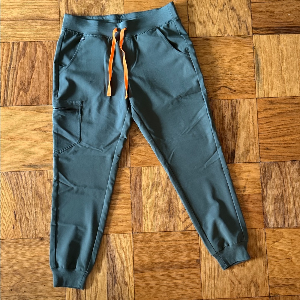 FIGS Women’s Zamora Scrub Joggers (Moss)